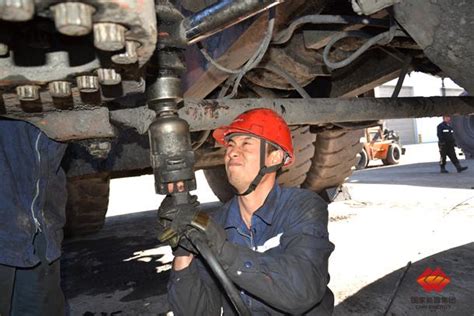 维修车间汽修人员修理汽车高清图片下载-正版图片501189034-摄图网