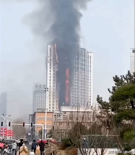 河北石家庄市一高层建筑发生火灾 无人员被困-搜狐大视野-搜狐新闻