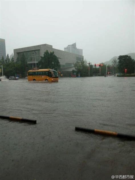 小学生暴雨中扶老人过马路 被积水冲倒溺亡_手机凤凰网