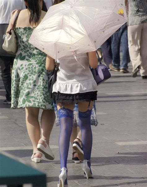 街拍: 穿紫色吊带丝袜的少妇, 这样穿上街真的不尴尬么?