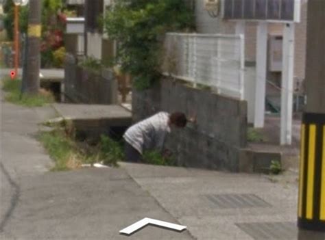 谷歌街景：大妈掉进水沟的姿势亮了_笔记本新闻-中关村在线