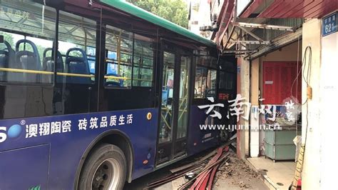 公交车撞入店铺 事故发生之前到底发生了什么(组图) - 中国网山东要闻 - 中国网 • 山东