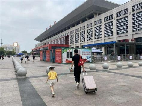 荆州市审计局志愿服务队到火车站 开展暖冬行动志愿服务 - 荆州市审计局