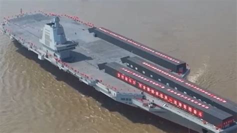 我国第三艘航空母舰下水 命名“福建舰”