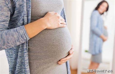 【小齐：为什么有的孕妇“显怀”有的不显？多半和这几个因素有关，怀孕后|孕妇|肚子|宝宝|有关|妈妈|影响|参考|】_傻大方