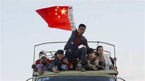 《战狼2》吴京单手举国旗片段，看得热血沸腾！