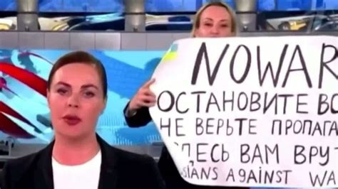 曾在直播中举牌反对俄出兵乌克兰，被控抹黑俄军，俄罗斯女记者获刑8年半_凤凰网视频_凤凰网