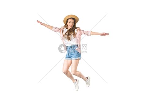 戴着帽子的快乐女孩用张开的双臂跳起高清图片下载-正版图片503388576-摄图网