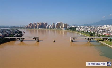 实拍洪水爆发冲击大桥，过往车辆心惊胆战！网友：桥质量不错！_腾讯视频