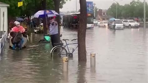 北京暴雨道路积水多车被淹 公交车进水停路边居民冒雨前行_凤凰网视频_凤凰网
