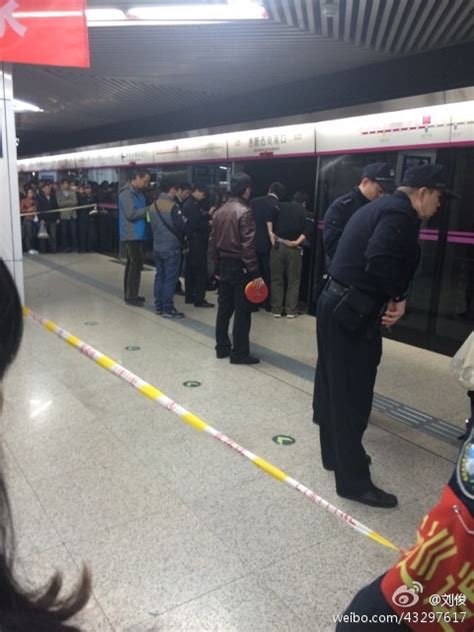 北京地铁一女子被夹在列车与安全门之间，摔下站台不治身亡_直击现场_澎湃新闻-The Paper