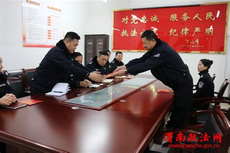 华阴交警大队采取“四步走”切实加强客车安全管理（图）-华阴-渭南政法网