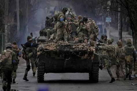 俄军撤出蛇岛，乌克兰军方吹嘘自己大获全胜，呼吁西方赶快支援_腾讯视频