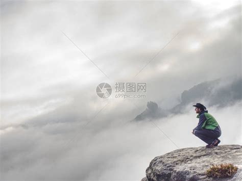 头像女生温柔坐在悬崖