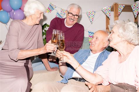 朋友在无聊的家庭派对上喝啤酒高清图片下载-正版图片302597342-摄图网