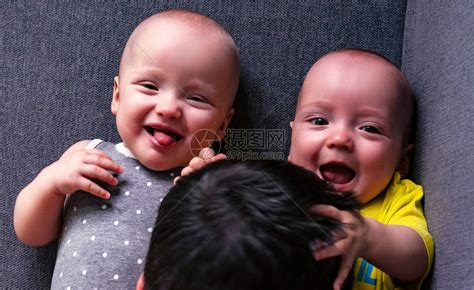 双胞胎女孩和男孩7个月产妇高清图片下载-正版图片505973155-摄图网