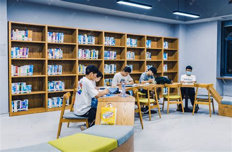 沪上高校迎来开学季，去图书馆占座又成学生“每日必修”_视觉 _ 文汇网