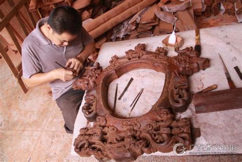 工人在木匠车间使用锯机制作家具小型家具高清图片下载-正版图片502953276-摄图网