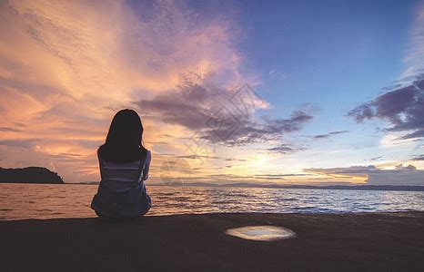 常设女孩沉思红色的美女站立着以古老的风格仰望大海高清图片下载-正版图片307889032-摄图网