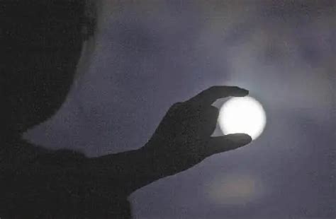 伸手摘月亮是什么意思-百度经验
