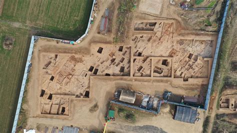 河南黄山遗址发现6000多年前粮仓群-新华网