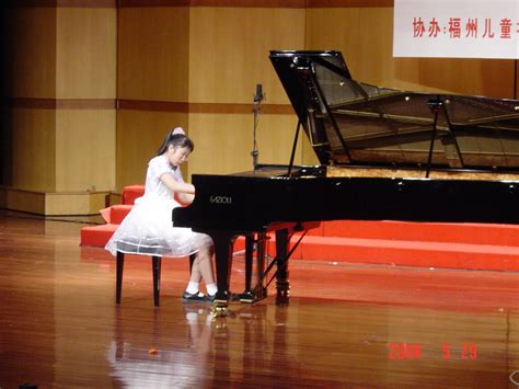 在家弹钢琴的年轻女子高清图片下载-正版图片503609093-摄图网