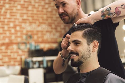 理发不满意顾客情绪失控，强行剪掉理发师头发引发热议，你怎么看|理发师|顾客|理发_新浪新闻