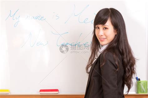 亚洲老师写在白板上高清图片下载-正版图片502444392-摄图网