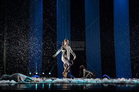 大气现代舞舞者表演踏步高清图片下载-正版图片500194397-摄图网