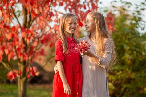 森林在秋天的温暖阳光明媚秋天小可爱女孩在秋天户外玩得开心树叶童年高清图片下载-正版图片307992449-摄图网