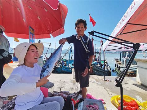 青岛渔民码头直播带货，4个小时竟卖掉4000多斤海鲜，太厉害了！