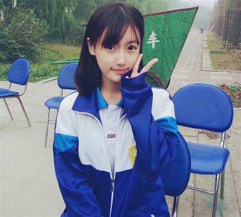 最美校服女生头像温柔