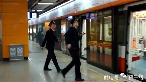 香港地铁遭纵火 乘客烧到掉皮_手机凤凰网