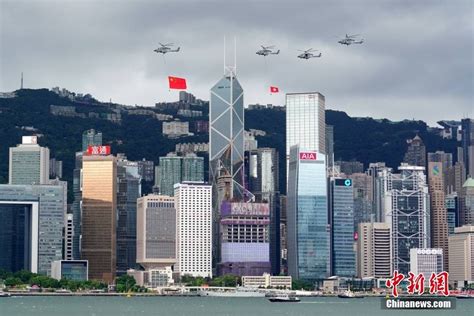 香港庆回归升旗仪式 国旗区旗在维港上空“飞行”-搜狐大视野-搜狐新闻