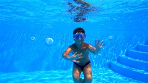 戴着面具的男孩在游泳池里潜水视频素材_ID:VCG42N954537338-VCG.COM