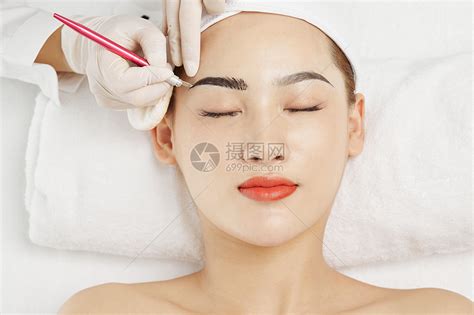 美女顾客在做纹眉高清图片下载-正版图片501671835-摄图网