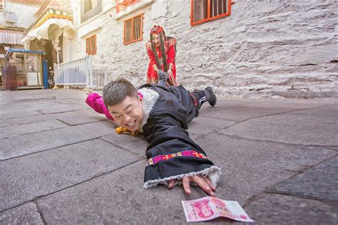 杨紫现身拉萨布达拉宫 风衣“游客照”生图也能打-搜狐大视野-搜狐新闻