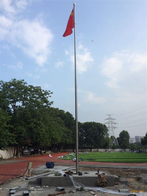 学校操场上的国旗旗杆的高度是多少?你有什么办法测量-