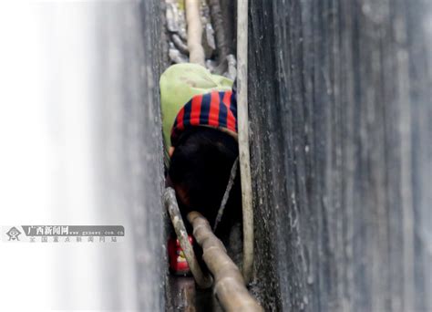 2岁男童被卡狭小墙缝 消防员凿墙打洞救出(组图)|手机广西网