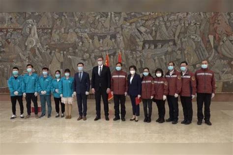 中国医疗队到了！塞尔维亚总统到机场接机，亲吻五星红旗|传染病|新冠肺炎_新浪新闻