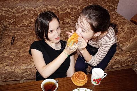 家里两个姐妹在沙发上喝着茶高清图片下载-正版图片504588709-摄图网