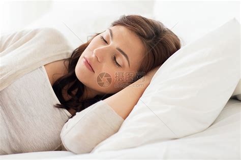 人,睡觉时间休息的轻的女人睡家里的床上高清图片下载-正版图片300608221-摄图网