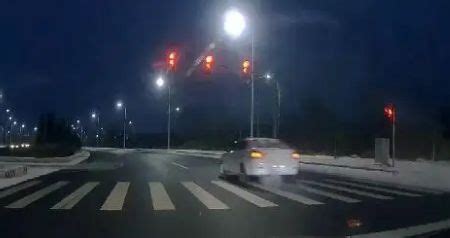 驾驶机动车夜间通过没有交通信号灯的路口时应-有驾