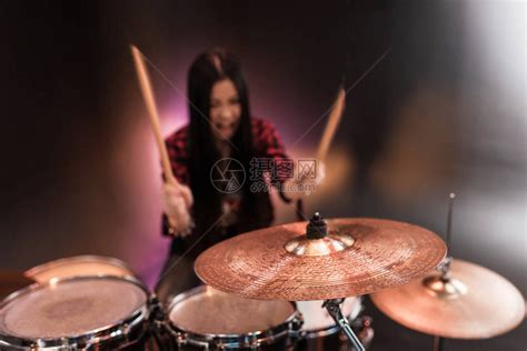 摇滚女孩和摇滚女孩用鼓组演高清图片下载-正版图片502672436-摄图网