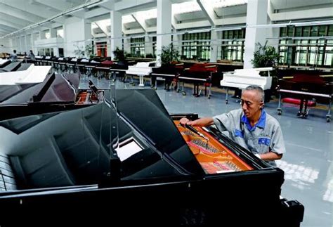 在钢琴修理厂的钢琴维修店高清图片下载-正版图片504935296-摄图网