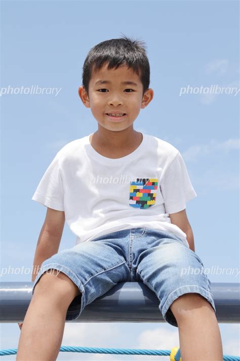 小学生(3年生)の笑顔と青空 (夏) 写真素材 [ 5598375 ] - フォトライブラリー photolibrary