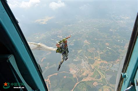 为什么空军跳伞时不用考虑飞机内部气压？这里告诉你原因_手机新浪网