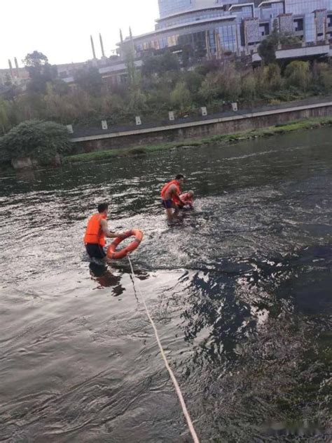 女子不慎落水，消防员湍急河水中拼力救回_凤凰网视频_凤凰网