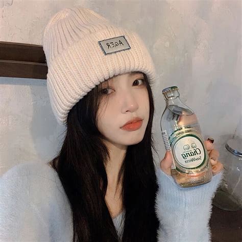 甜美女生头像拿小熊