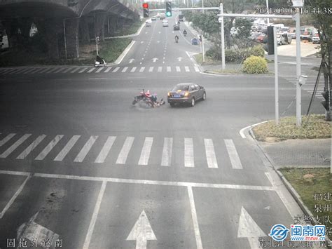 泉州：闯红灯横穿马路 电动车上一大一小被撞倒（视频）-闽南网